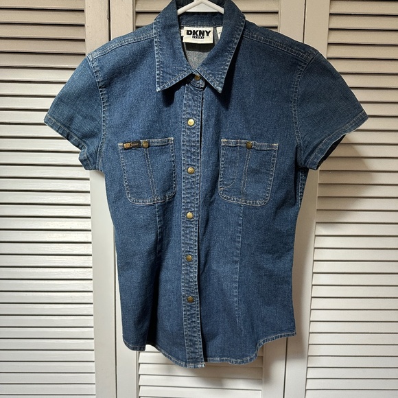 DKNY Jeans Denim Short Sleeve Cotton Snap Placket Top Size 4 - Picture 1 of 10